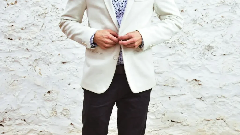 what to wear with white blazer male